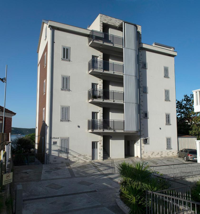 Apartments Admiral Херцег-Нови Экстерьер фото