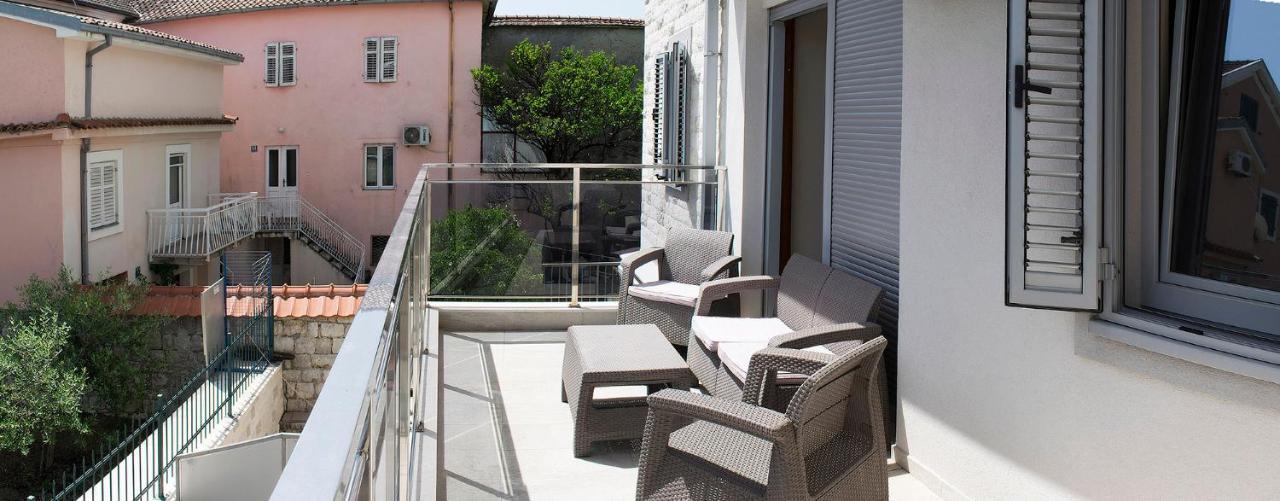 Apartments Admiral Херцег-Нови Экстерьер фото
